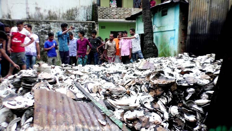 নগরীর মহাজনপট্টি এলাকায় গোডাউনে অগ্নিকান্ড কয়েকটি ঘর পুড়ে ছাই