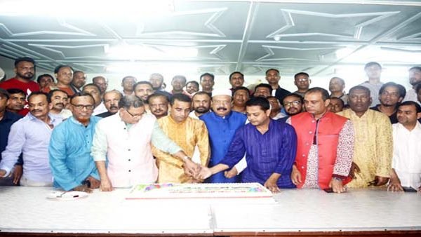 ৪৭তম প্রতিষ্ঠাবার্ষিকী কেক কেটে উদযাপন করল সিলেট মহানগর যুবলীগ