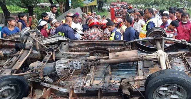 কুমিল্লায় ট্রাকের ধাক্কায় মাইক্রোর সিলিন্ডার বিস্ফোরণ, নিহত ৩