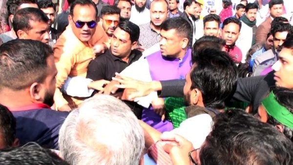 সিলেট কেন্দ্রীয় শহীদ মিনারে বিএনপি ও ‍যুবলীগের ধস্তাধস্তি