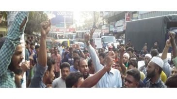 নগরীর সোবহানীঘাটে পুলিশ-শ্রমিক ‘সংঘর্ষ’,  সড়ক অবরোধ