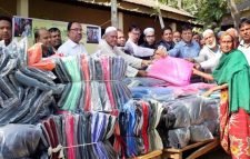 লালাবাজারে রফিক উদ্দিন ফাউন্ডেশন ইউকের শীতবস্ত্র বিতরণ
