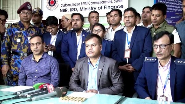 ১কোটি ৫লক্ষ টাকা দামের ২২টি স্বর্ণের বার উদ্ধার করলো কাস্টমস এক্সাইজ এন্ড ভ্যাট কমিশনারেট সিলেট ( ভিডিওসহ )