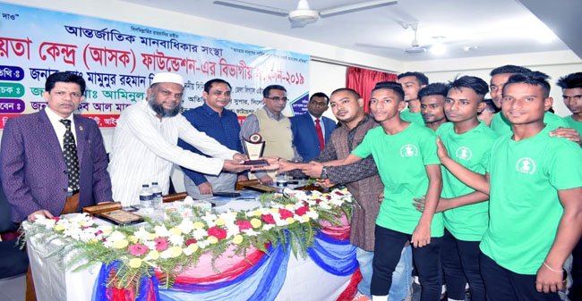 নাট্যঅভিনেতা কামাল আহমেদ দূর্জয়’র সম্মাননা পদক লাভ