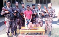 কুলাউড়ায় ভারতীয় নাগরিক আটক, অস্ত্র, প্রসাধনী ও রুপি উদ্ধার