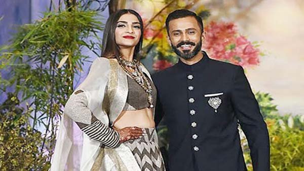 চুম্বনের ভিডিও ভাইরাল