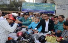 সিলেটে চালকদের মাঝে ৩০০ হেলমেট বিতরণ