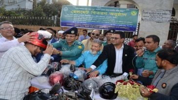 সিলেটে চালকদের মাঝে ৩০০ হেলমেট বিতরণ