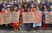 ছাত্রী ধর্ষণের প্রতিবাদে উত্তাল ঢাবি