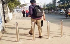 ফুটপাতে ‘খুঁটি’ গাড়লো সিসিক!