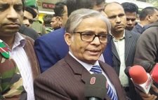 নির্যাতিত মেয়েটার পাশে দাঁড়ানোই প্রধান কাজ: ঢাবি ভিসি