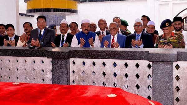সিলেটে দুই ওলির মাজার জিয়ারত করলেন রাষ্ট্রপতি