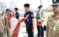 ১১৮ পুলিশকে পদক দিলেন প্রধানমন্ত্রী