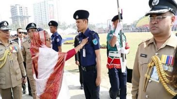 ১১৮ পুলিশকে পদক দিলেন প্রধানমন্ত্রী
