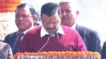 তৃতীয়বারের জন্য দিল্লির মুখ্যমন্ত্রী পদে শপথ নিলেন কেজরিওয়াল