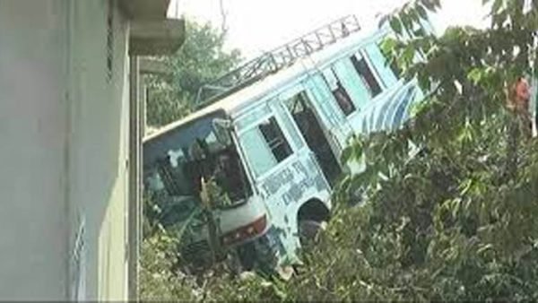 এসএসসি পরীক্ষার্থীদের বাস খাদে, আহত ১০