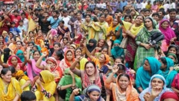 তেঁজগাঁওয়ে ছাঁটাইয়ের প্রতিবাদে সড়কে গার্মেন্টস কর্মীরা