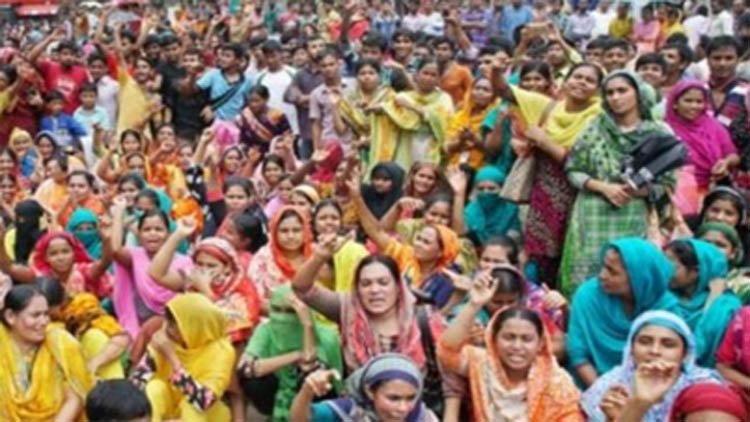 তেঁজগাঁওয়ে ছাঁটাইয়ের প্রতিবাদে সড়কে গার্মেন্টস কর্মীরা