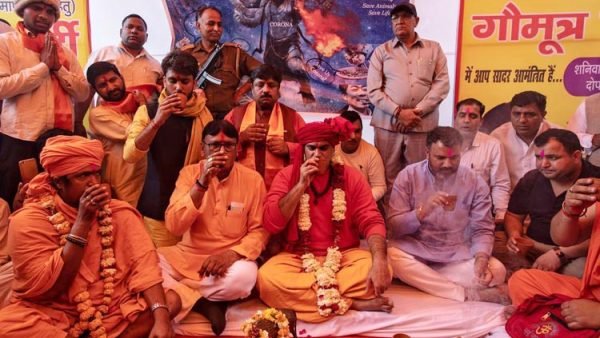 করোনাভাইরাস রোধে দিল্লির বুকে  ‘গোমূত্র পার্টি”র  আয়োজন