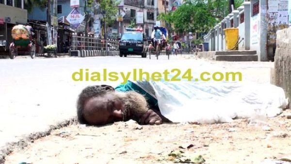 সিলেট ওসমানী গেইটে অজ্ঞাত বৃদ্ধের লাশ, করোনার ভয়ে দীর্ঘ ১ঘন্টায় লাশটি  ধরতে আসেনি কেউ