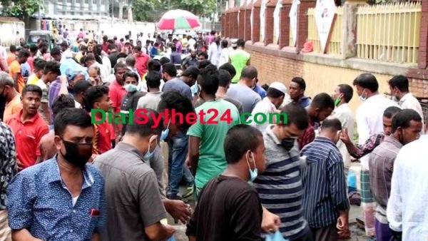 সিলেটের ফুটপাতের কাঁচাবাজারে মানুষের ঢল, দেখার নেই কেউ