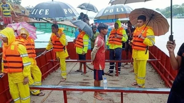 জাফলংয়ে বাল্কহেডের ধাক্কায় বালুবোঝাই নৌকা ডুবিতে নিখোঁজ ।