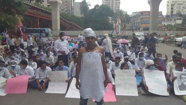 আইনজীবী সনদ দাবিতে বার কাউন্সিলের সামনে আইন শিক্ষার্থীদের সমাবেশ ।