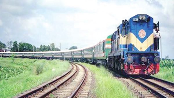 রেলপথে চোরাচালন, পাচার হচ্ছে স্বর্ণের বারসহ মাদক।