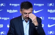 মেসিকে পরামর্শ দেয়ায় ল ফার্মকে বরখাস্ত করলো বার্সেলোনা