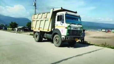 সিলেটের ভোলাগঞ্জ স্থলবন্দর দিয়ে চুনাপাথর পাথর আমদানি শুরু