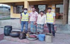 বড়লেখায় চোলাই মদসহ আটক ২