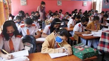 ফি আদায়ে বেপরোয়া শিক্ষাপ্রতিষ্ঠান