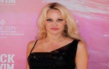 দেহরক্ষীর প্রেমে পামেলা