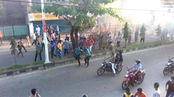 আখালিয়ায় পুলিশকে বিক্ষোভকারীদের ধাওয়া