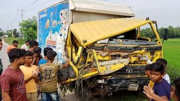 মাধবপুরে কাভার্ড ভ্যান ও ট্রাকের সংঘর্ষে আহত ৩