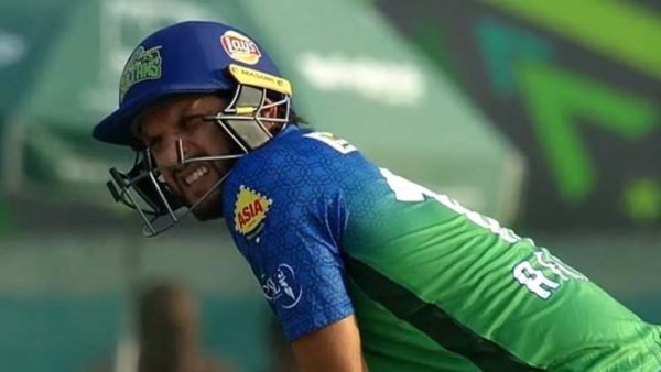 ব্যতিক্রম এক হেলমেট পরে মাঠে নামলেন আফ্রিদি!