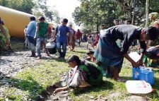 শ্রীমঙ্গলে তেলবাহী ট্রেন লাইনচ্যুত: তেল সংগ্রহের হিড়িক