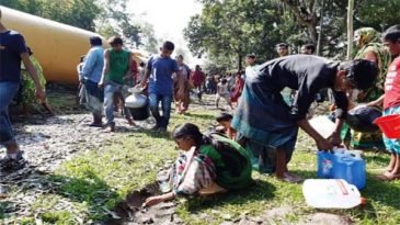 শ্রীমঙ্গলে তেলবাহী ট্রেন লাইনচ্যুত: তেল সংগ্রহের হিড়িক
