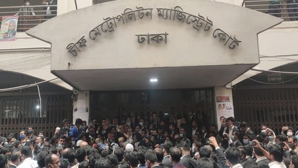 সিএমএম কোর্টের কলাপসিবল গেট আটকিয়ে আইনজীবীদের বিক্ষোভ