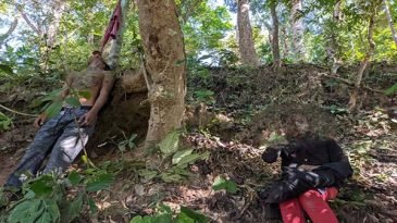 পা পিছলে অজ্ঞান প্রেমিকা, জ্ঞান ফিরলে দেখেন প্রেমিকের ঝুলন্ত লাশ!