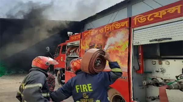 চকবাজারে অগ্নিকাণ্ড, দুই ঘণ্টা পর নিয়ন্ত্রণে