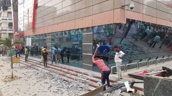 উত্তরায় গোল্ডেন মনিরের ‘জমজম টাওয়ার’র নকশাবহির্ভূত অংশ ভাঙছে রাজউক