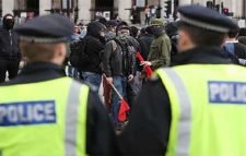 বৃটেনে লকডাউন বিরোধীদের সঙ্গে পুলিশের সংঘর্ষ, গ্রেপ্তার ১২