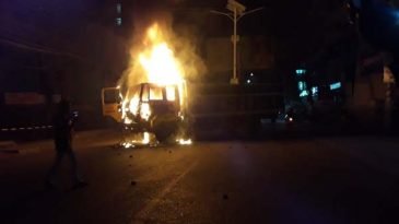 সিলেট নগরীর সুবিদবাজারে ট্রাকচাপায় দুজন নিহত,  ট্রাকে আগুন