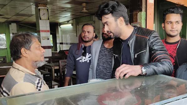 বাবার জন্য নির্বাচনী মাঠে নায়ক রোশান
