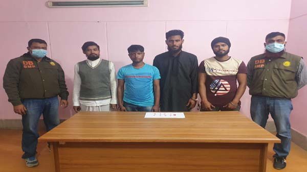 তেমুখীতে চার মাদক কারবারিকে ধরল ডিবি