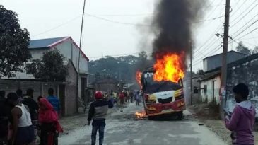 হঠাৎ যাত্রীবাহী চলন্ত বাসে আগুন, আহত ১৫