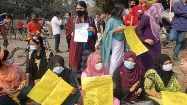 দ্বিতীয় দিনের মত আবারো শিক্ষার্থীদের নীলক্ষেত মোড় অবরোধ, যান চলাচল বন্ধ