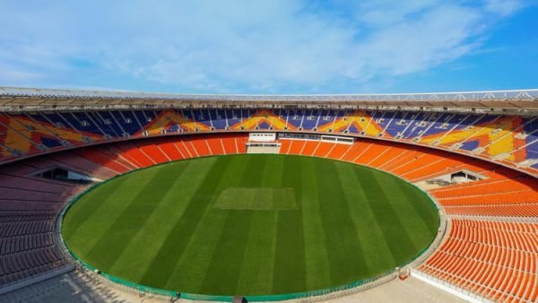 বিশ্বের বৃহত্তম ক্রিকেট স্টেডিয়ামে গোলাপী বলের লড়াই