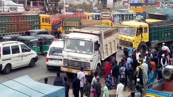 চৌহাট্টায় সংঘর্ষের জেরে পরিবহণ শ্রমিকদের ঢাকা-সিলেট মহাসড়ক অবরোধ